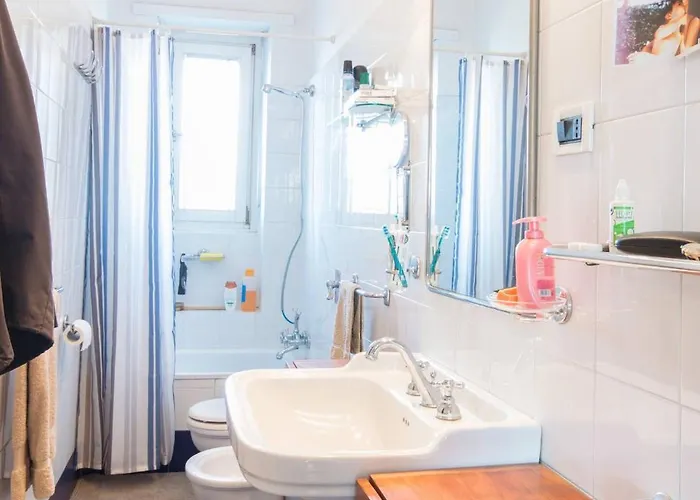 Quarto em Acomodações Particulares Pronto Soccorso Per Globetrotter Stanza Privata Con Bagno Condiviso E Vista Sulle Alpi *